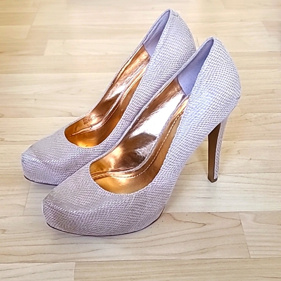 BCBGeneration BG Parade Cream Snake Skin Textured Heels Size 8 - Picture 1 of 8